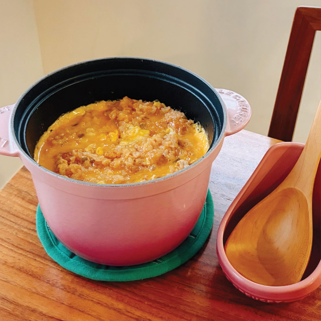 ル・クルーゼで作る「卵がけチキンライス(オムライス風)」