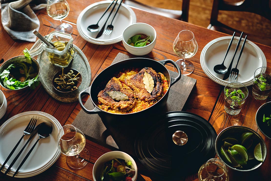 食卓に洗練をもたらすモノクロームの美