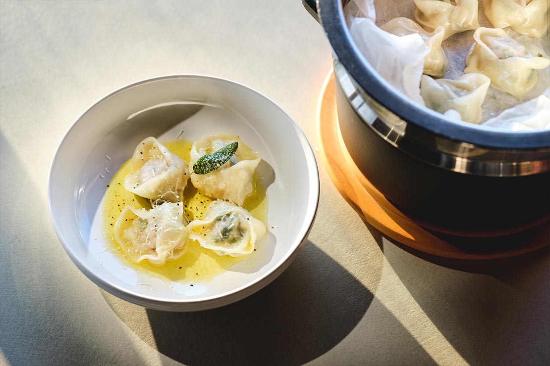 濃厚な味わい、ほうれん草とチーズのラビオリ