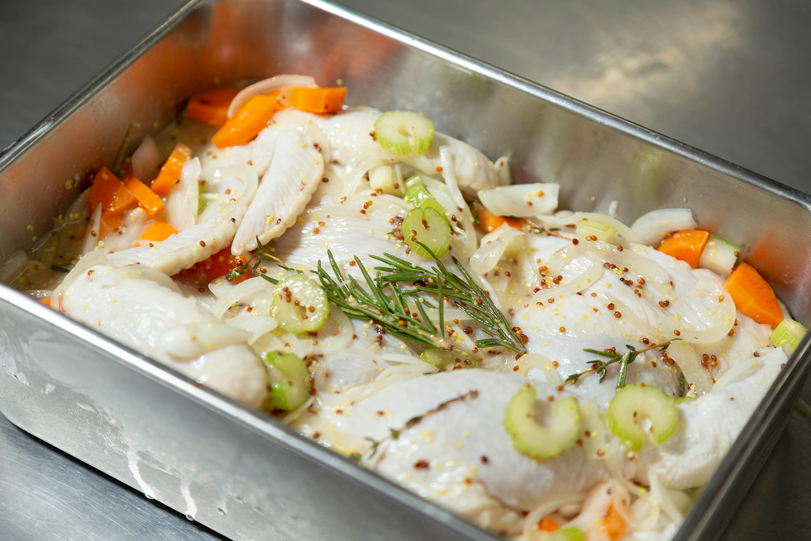 マリネして一晩寝かすことで肉がしっとりと焼き上がる