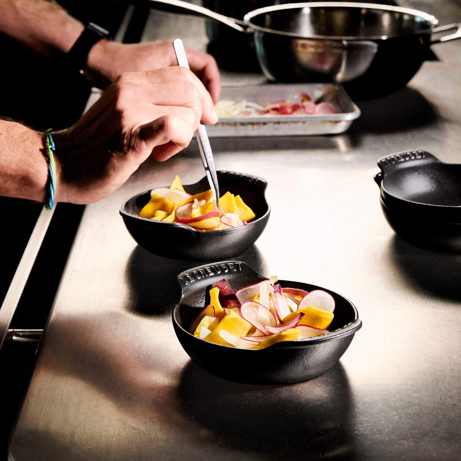 LE CREUSET ビュッフェキャセロール鋳鉄 マットブラック　30cm Amazon｜ル・クルーゼ(Le Creuset) 鋳物 ホーロー 鍋 ビュッフェ