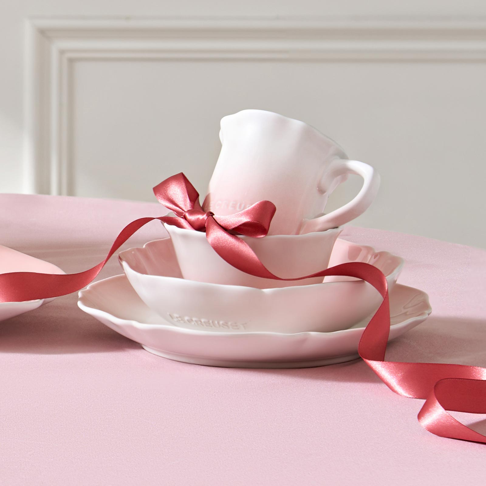 ル・クルーゼ　フリルプレート18cm フリルボウル　パウダーピンク　シェルピンク ル・クルーゼ フリルプレート18cm フリルボウル パウダーピンク シェル