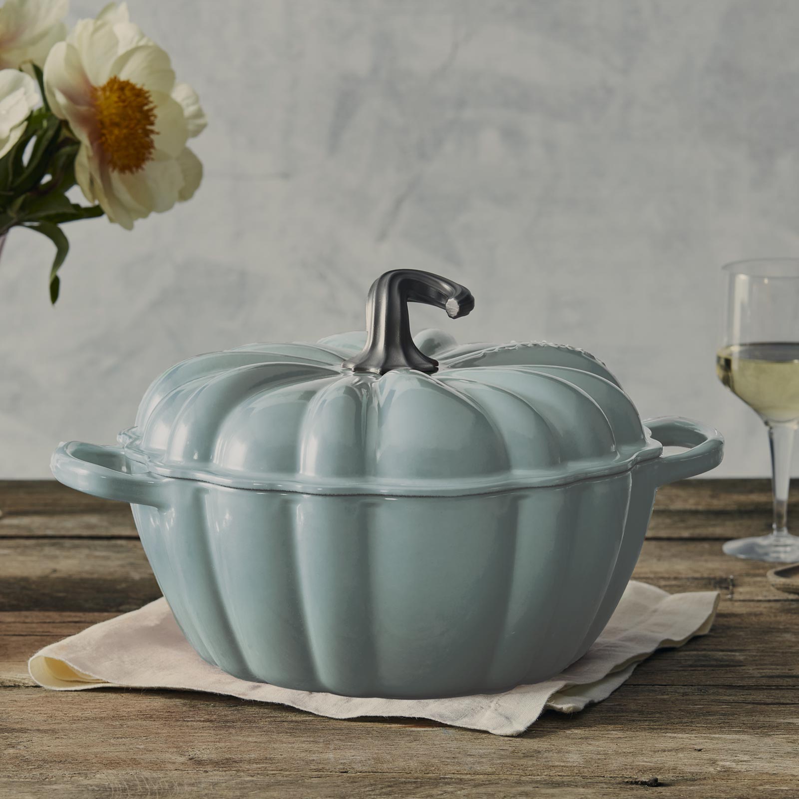 シグニチャー ココット・パンプキン 24cm シーソルト (シルバー