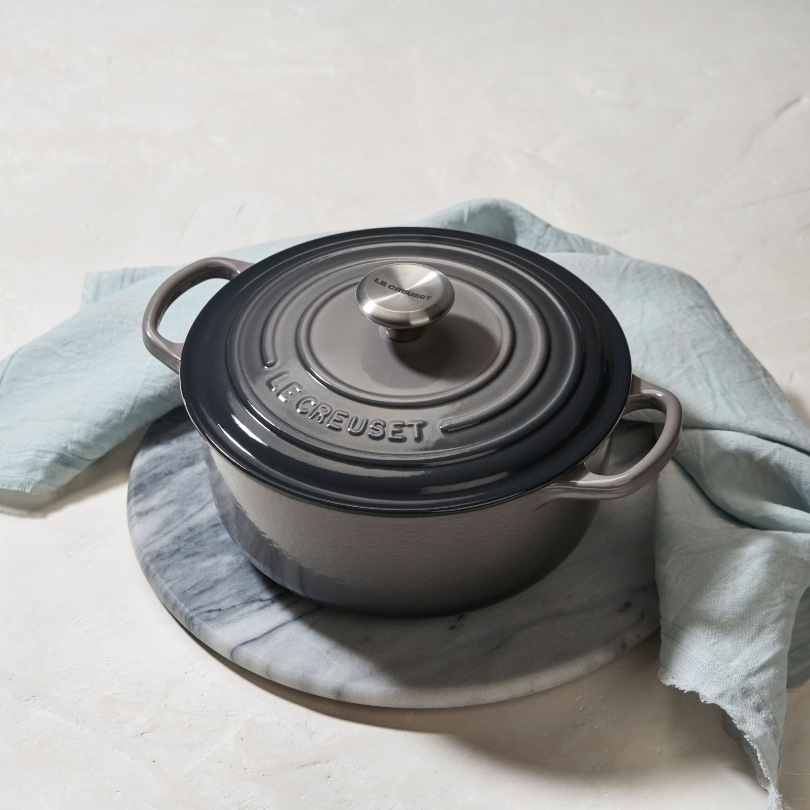 ルクルーゼ　ココット・ロンド 22cm ミストグレー (シルバーツマミ) ルクルーゼ ココット・ロンド 22cm ミストグレー (シルバーツマミ)