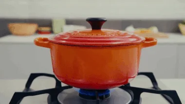 10％OFFクーポン ル・クルーゼ ピンクぼかし　ココットロンド 22cm 廃版カラー 調理器具