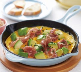 アボカドと生ハムのオープンオムレツ