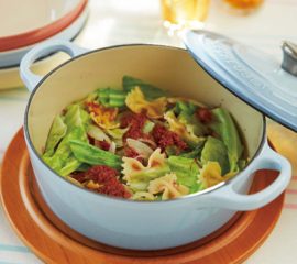 キャベツとコンビーフの蒸し煮パスタ