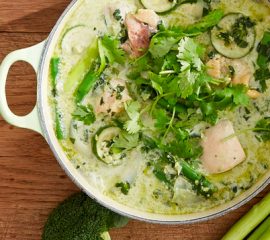 緑の野菜のグリーンカレースープ