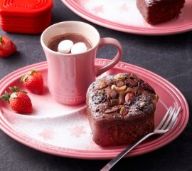 ハートのブラウニー風ケーキとホットチョコレート